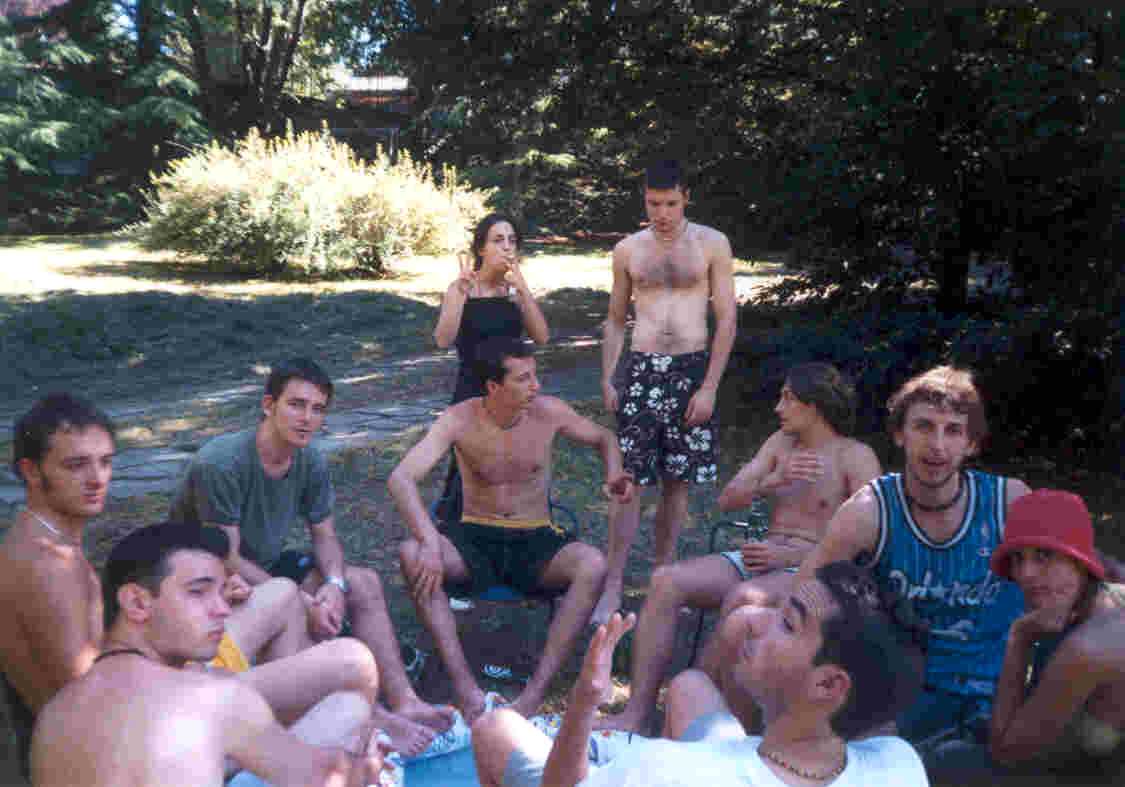 Sciallo coi piedi nela piscina