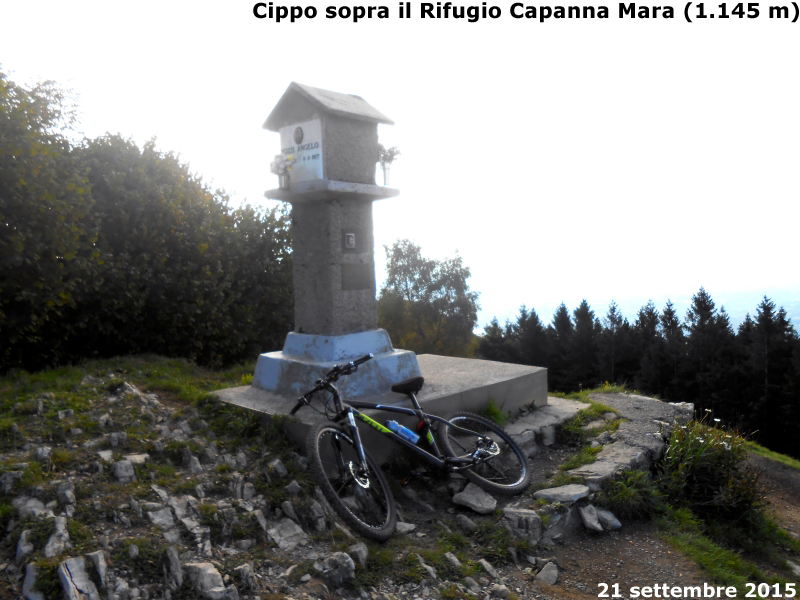 Cippo sopra il Rif. Capanna Mara