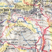Pizzo della Presolana Occidentale (2.521 m)<br /><br />Dall'Hotel Spampatti (Passo della Presolana, 1.297 m) abbiamo seguito per la B.ta Cassinelli sul sentiero delle Orobie 315-316.<br />Proseguendo su ripidi pendii verso la Cappella Savina, in prossimità del Bivacco Città di Clusone (2.085 m), fino alla Grotta dei Pagani (2.224 m), dove abbiamo pranzato.<br />Dopo pranzo, io, Alice, Massi e Fra ci siamo diretti verso la punta occidentale della Presolana, arrampicandosi su facili roccette, ma senza molte possibilità di messa in sicurezza.<br />Raggiunta la vetta, siamo ridiscesi con molta cautela e molta soddisfazione.