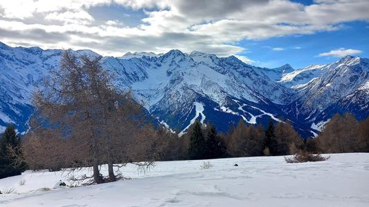 Sguardo verso il Salimmo, al centro, con sotto le piste da sci di Ponte di Legno
